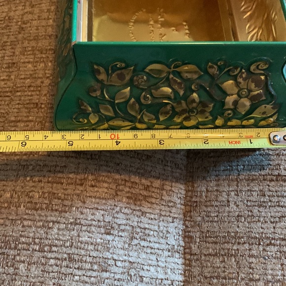 Rare Western Germany embossed, painted green, gold tin w feet and removable lid - Picture 10 of 12